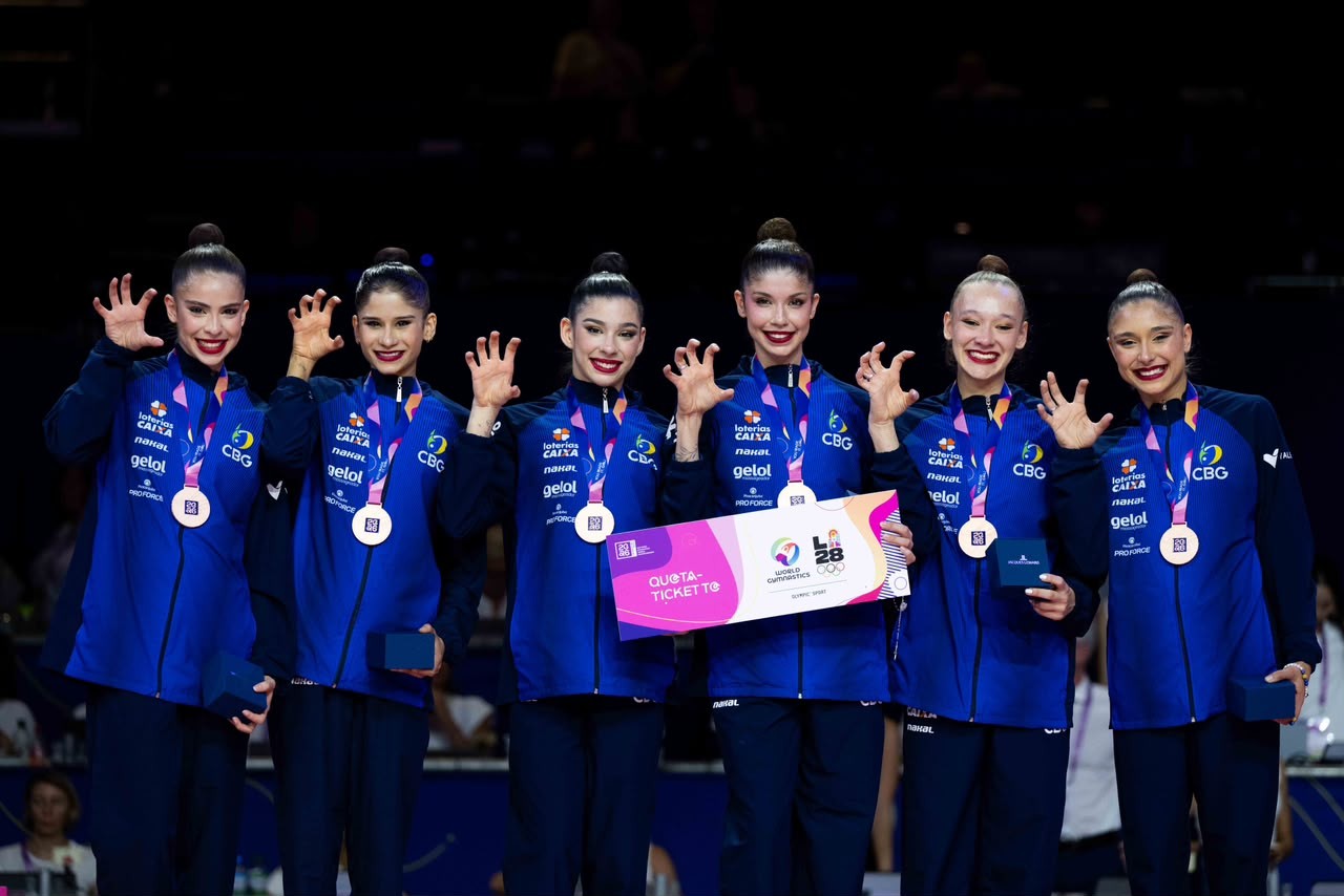 Conjunto brasileiro de ginástica rítmica durante apresentação