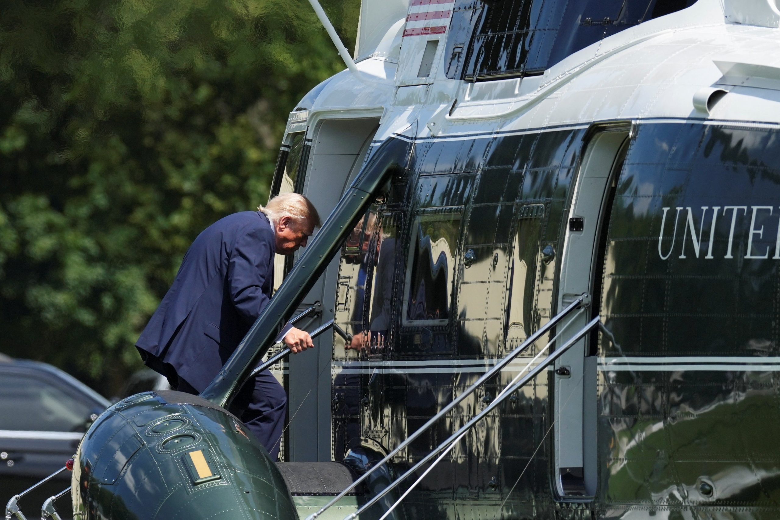 Donald Trump embarca no helicóptero Marine One