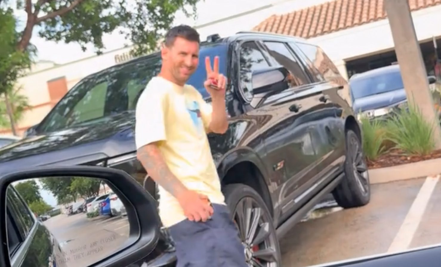 Lionel Messi caminha em estacionamento na Flórida