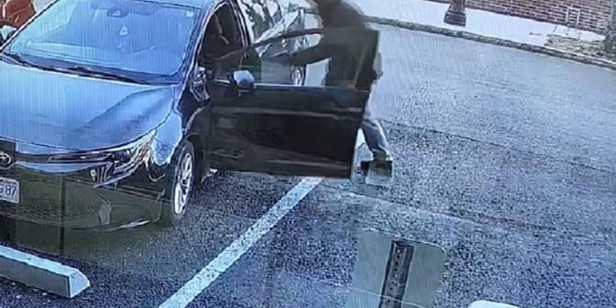 Homem em imagem de câmera de segurança