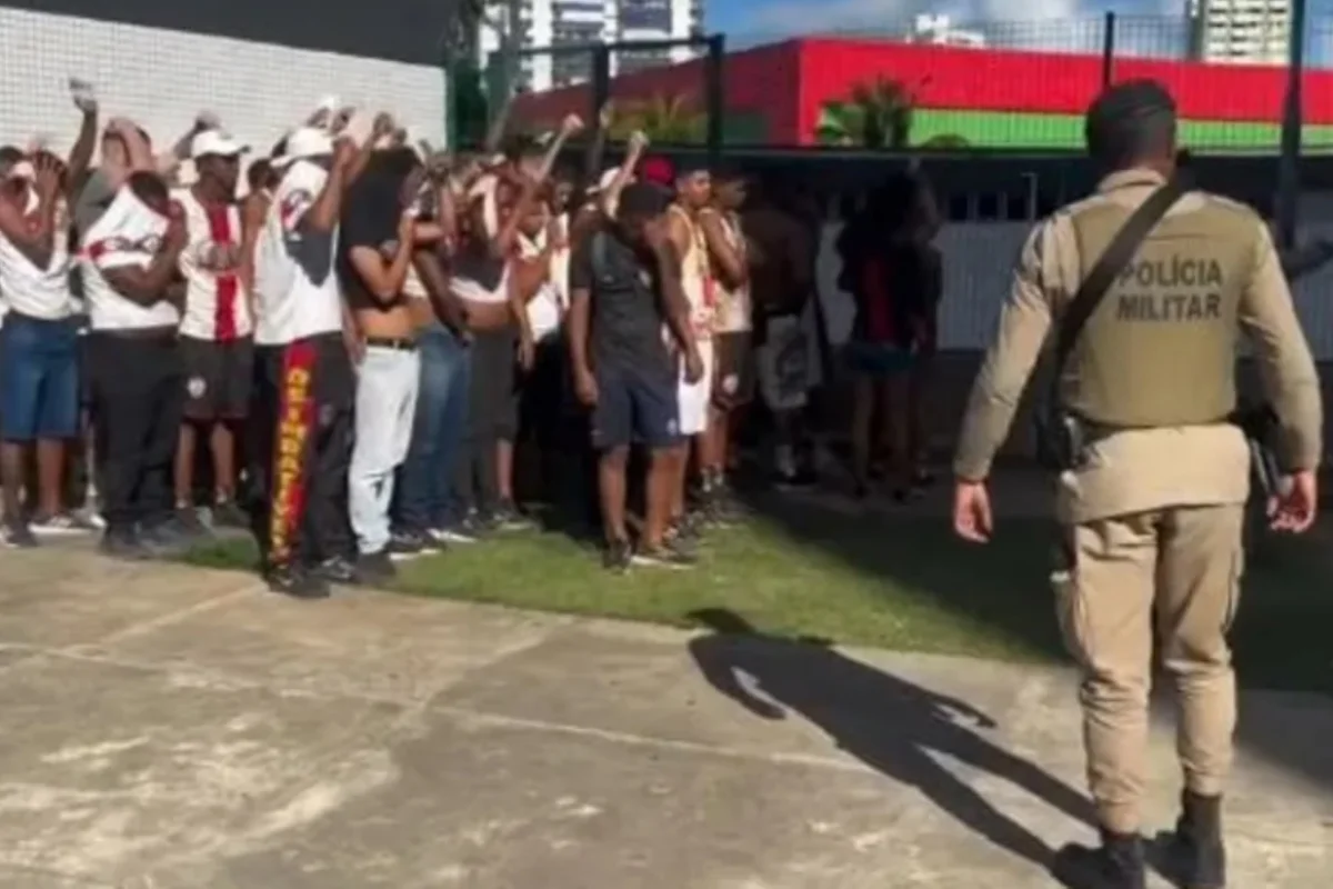 Torcedores durante confronto entre organizadas de Bahia e Vitória em Salvador