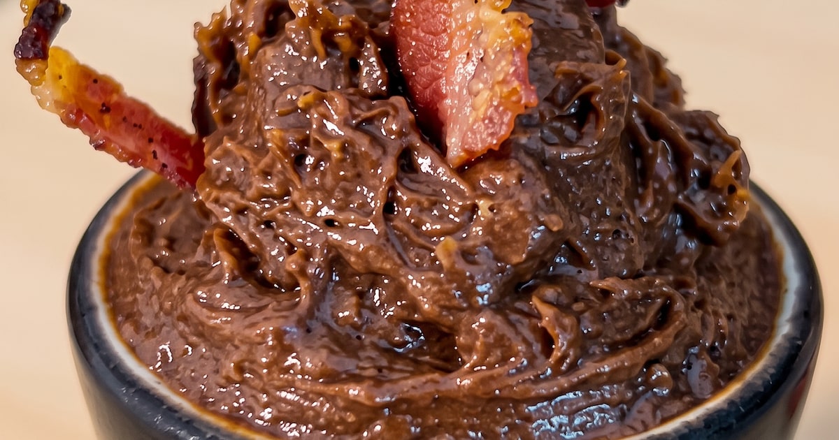 Brigadeiro de colher com pedaços de bacon crocante