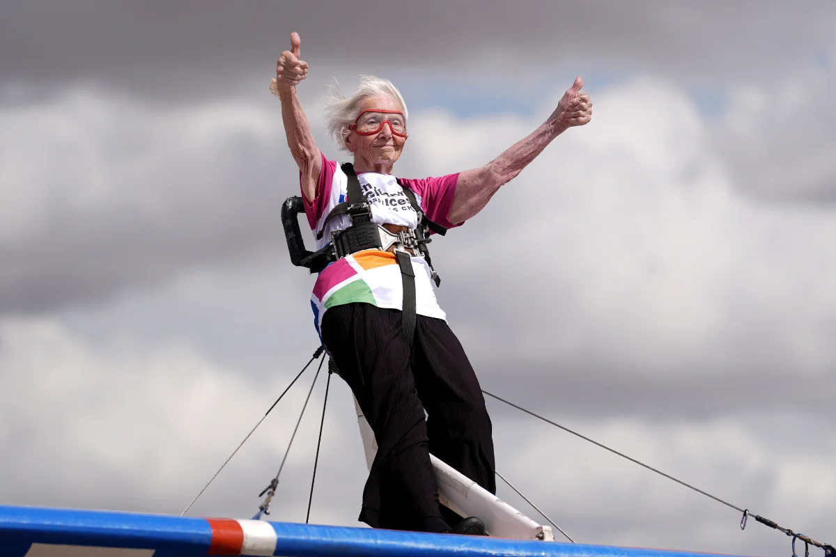 Betty Bromage durante atividade de wing walking sobre avião