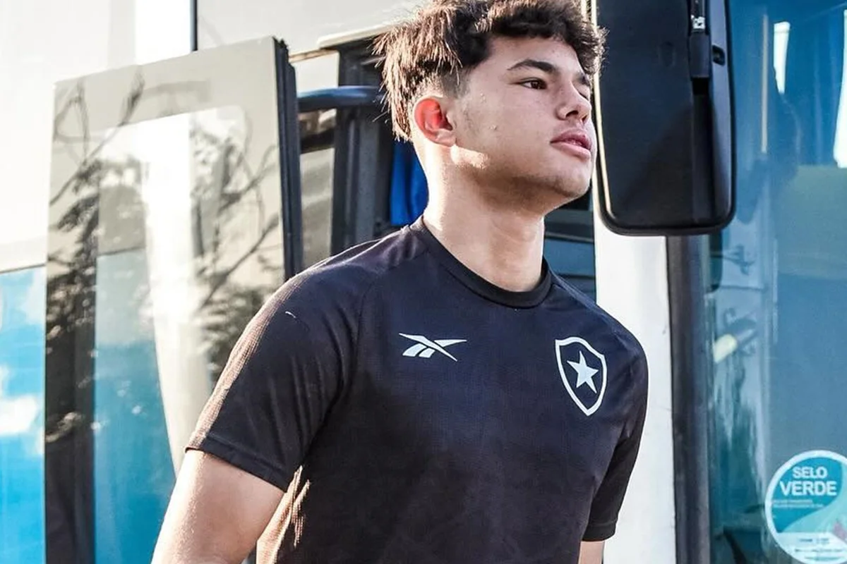 Bruninho Samudio com uniforme de goleiro