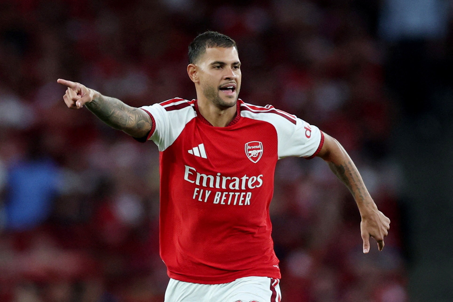 Bruno Guimarães durante estreia pelo Arsenal contra o Como