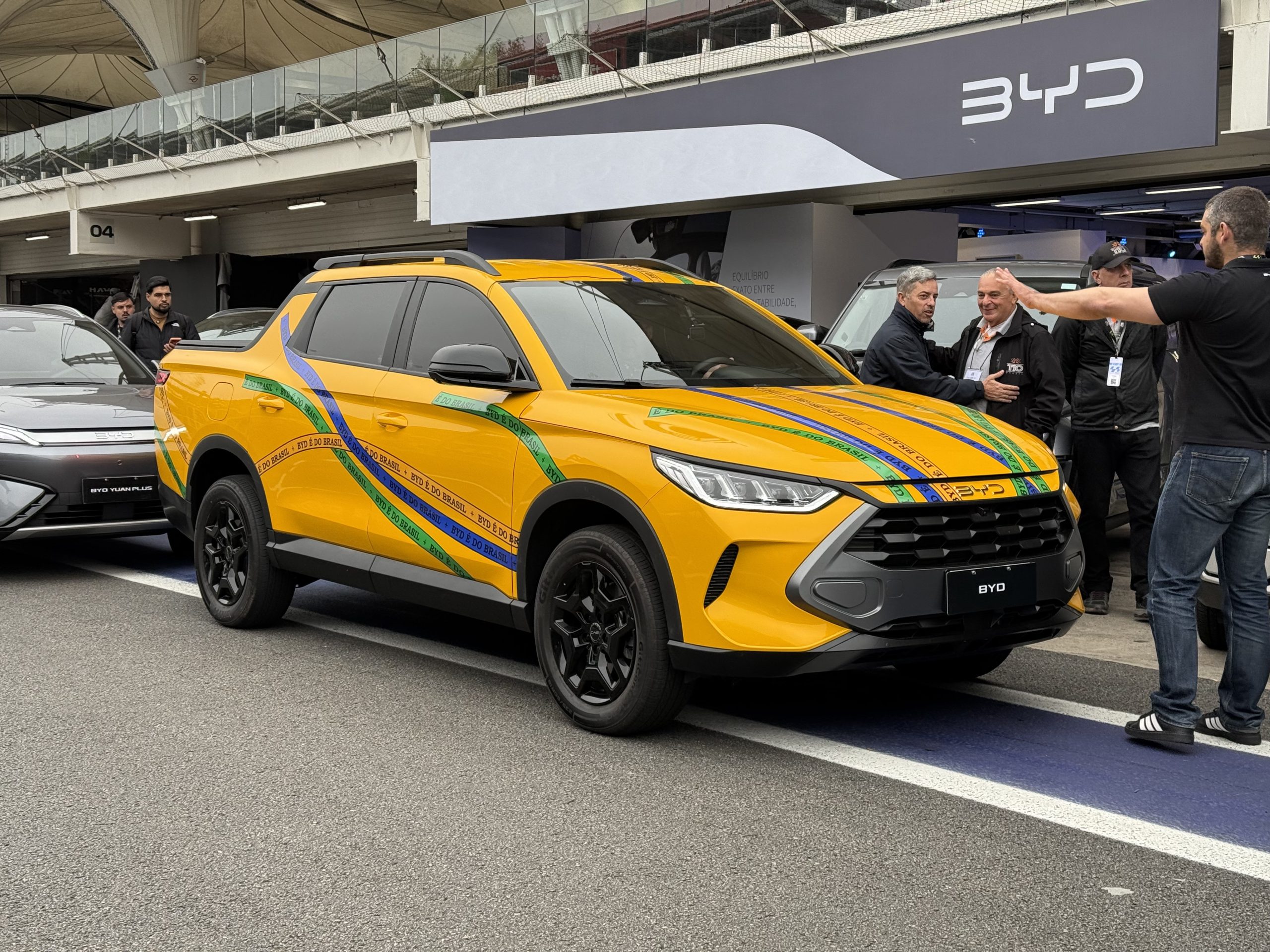 Picape híbrida BYD Mako exibida em evento
