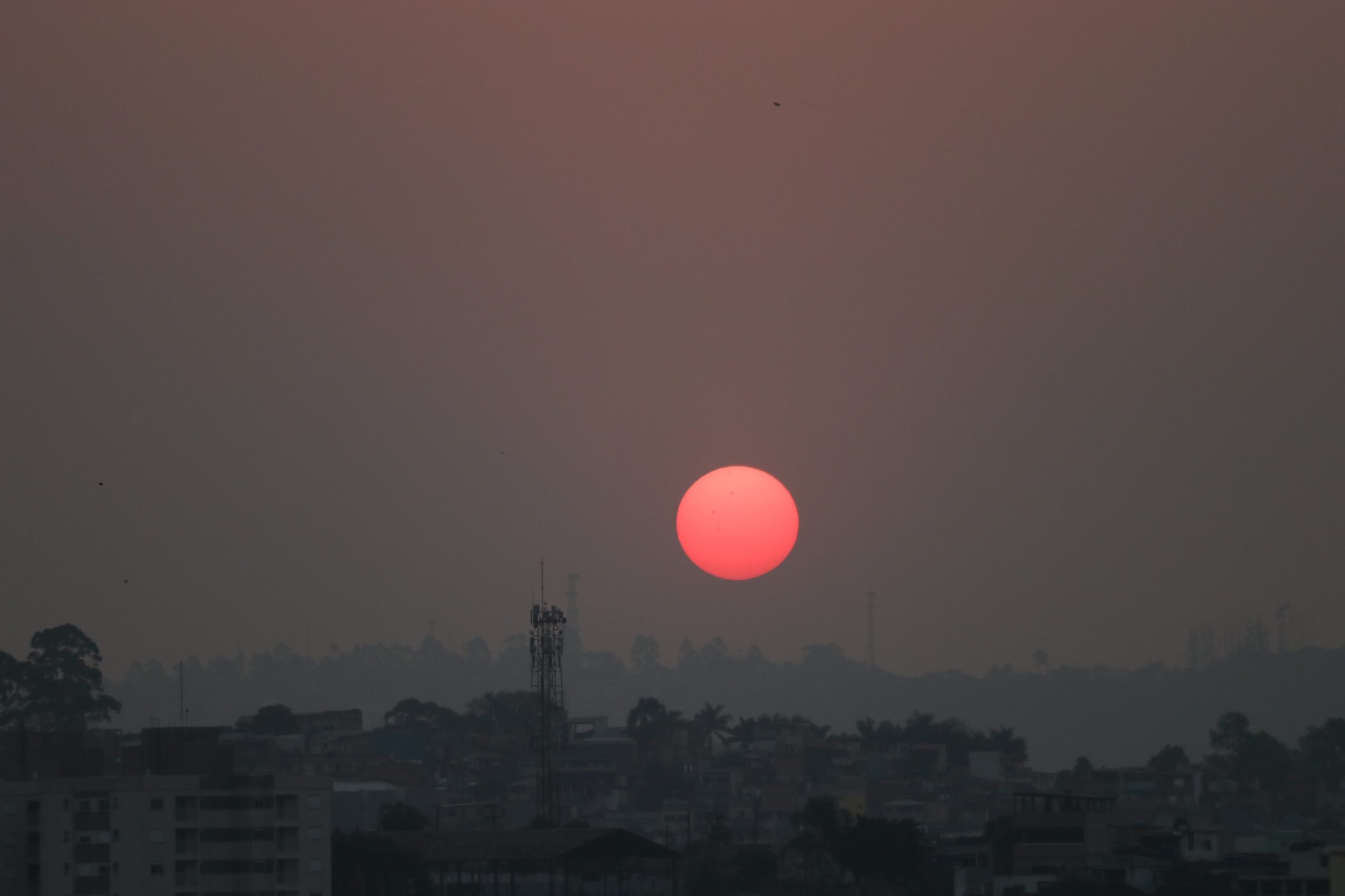 Pôr do sol com céu alaranjado em São Paulo