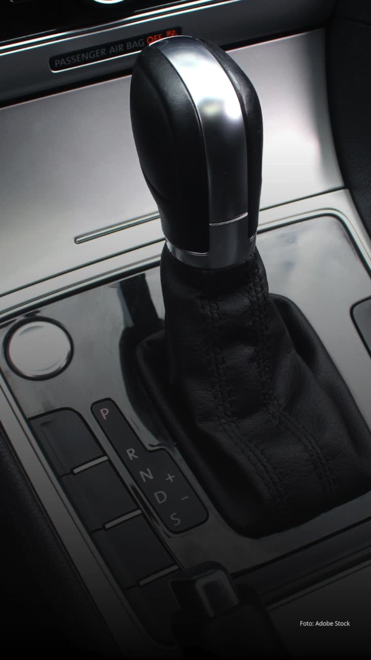 Motorista conduzindo carro com câmbio manual