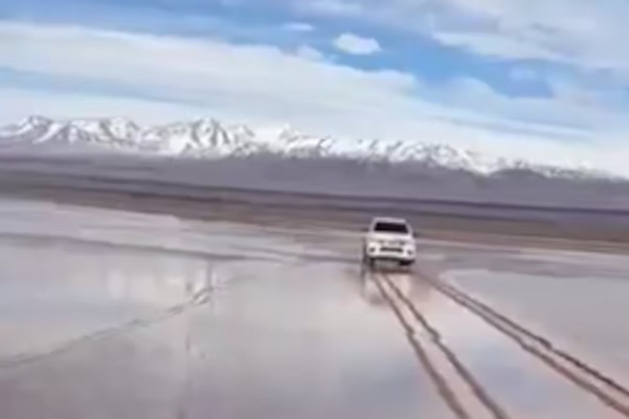 Marcas de pneus no solo da Pampa del Leoncito, na Argentina
