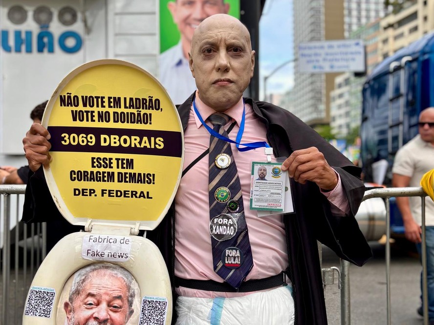 Julinho Dborais fantasiado de Alexandre de Moraes com toga