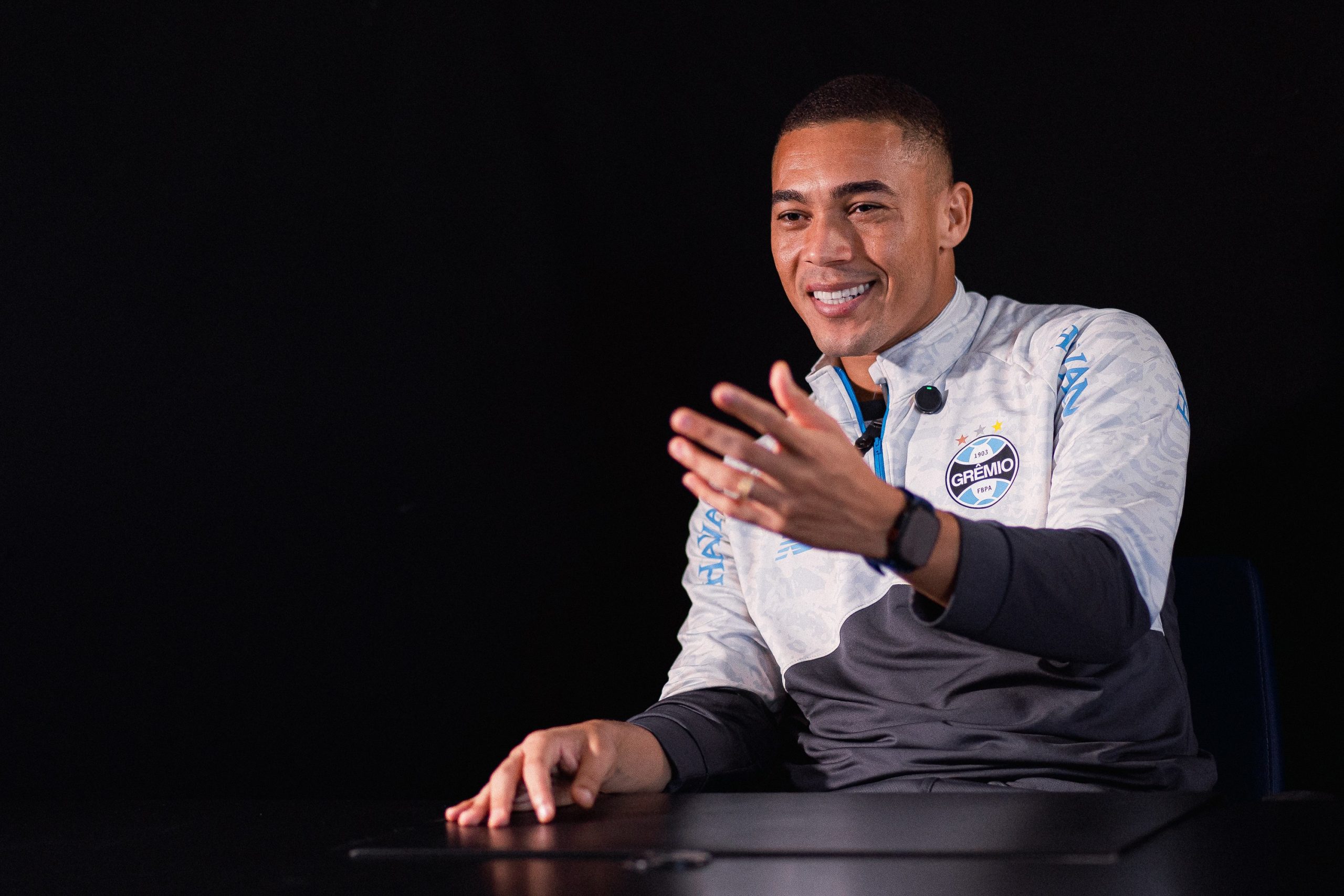 Carlos Vinicius, atacante do Grêmio, durante entrevista