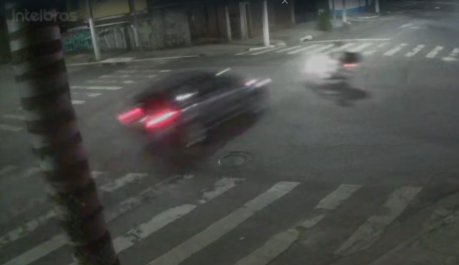 Carro e motocicleta após colisão em cruzamento no Aricanduva