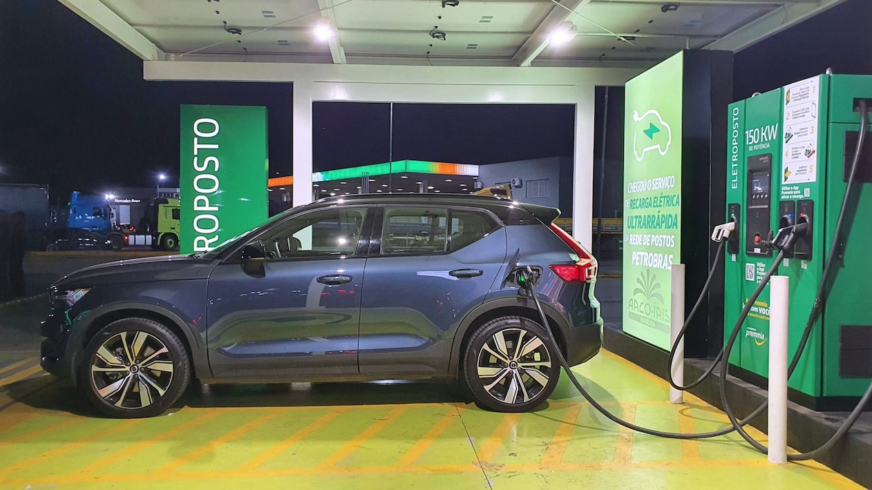 Carro elétrico conectado a carregador público
