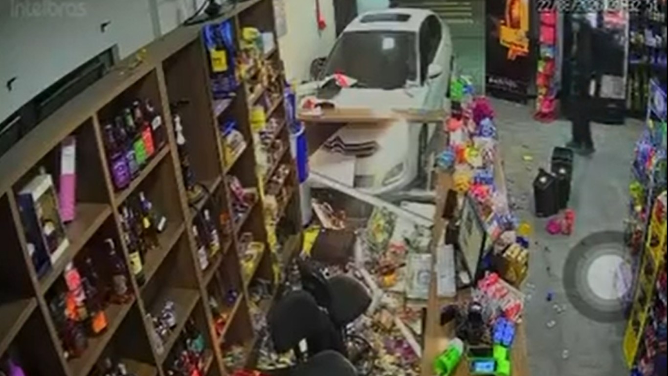 Carro dentro de loja de bebidas após invadir fachada em Palhoça