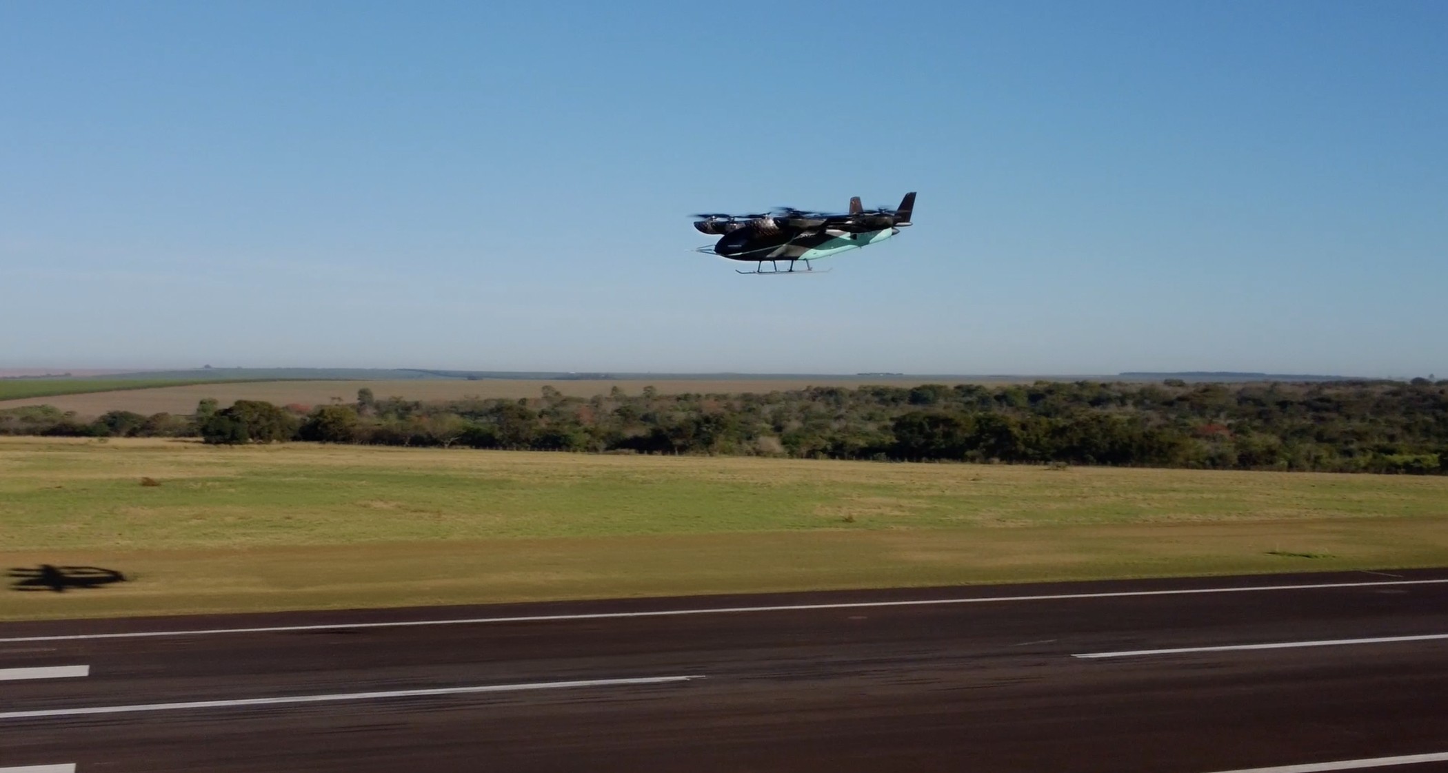 Protótipo de eVTOL da Eve em voo durante teste