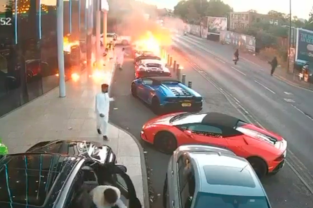 Carro em chamas diante de hotel em Birmingham