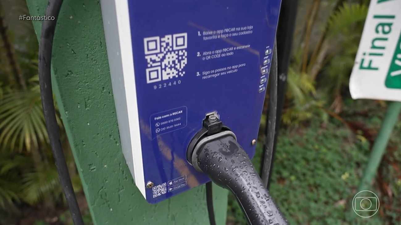 Carros elétricos estacionados em área de recarga