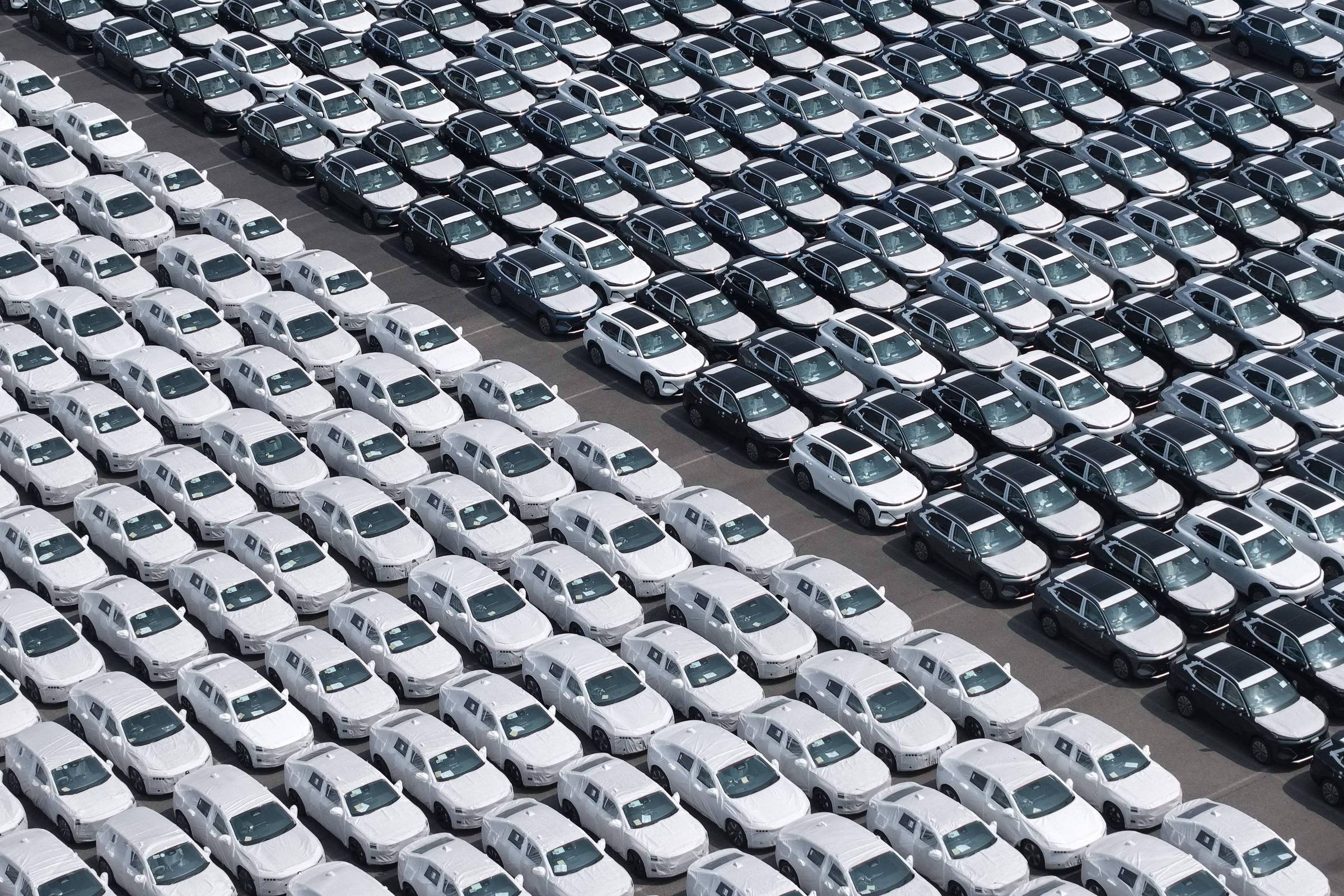 Carros produzidos na China alinhados em pátio de porto em Xangai