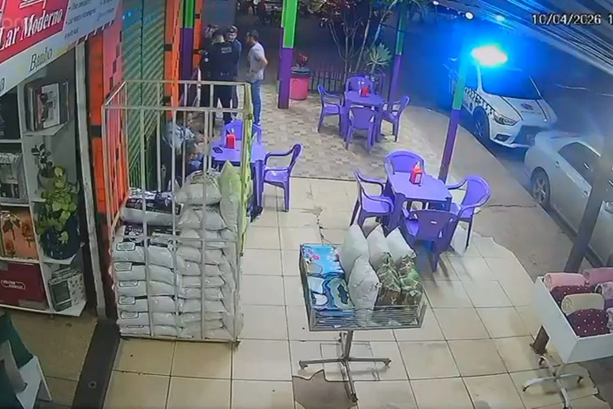 Viatura da Polícia Militar do Distrito Federal em frente a estabelecimento comercial