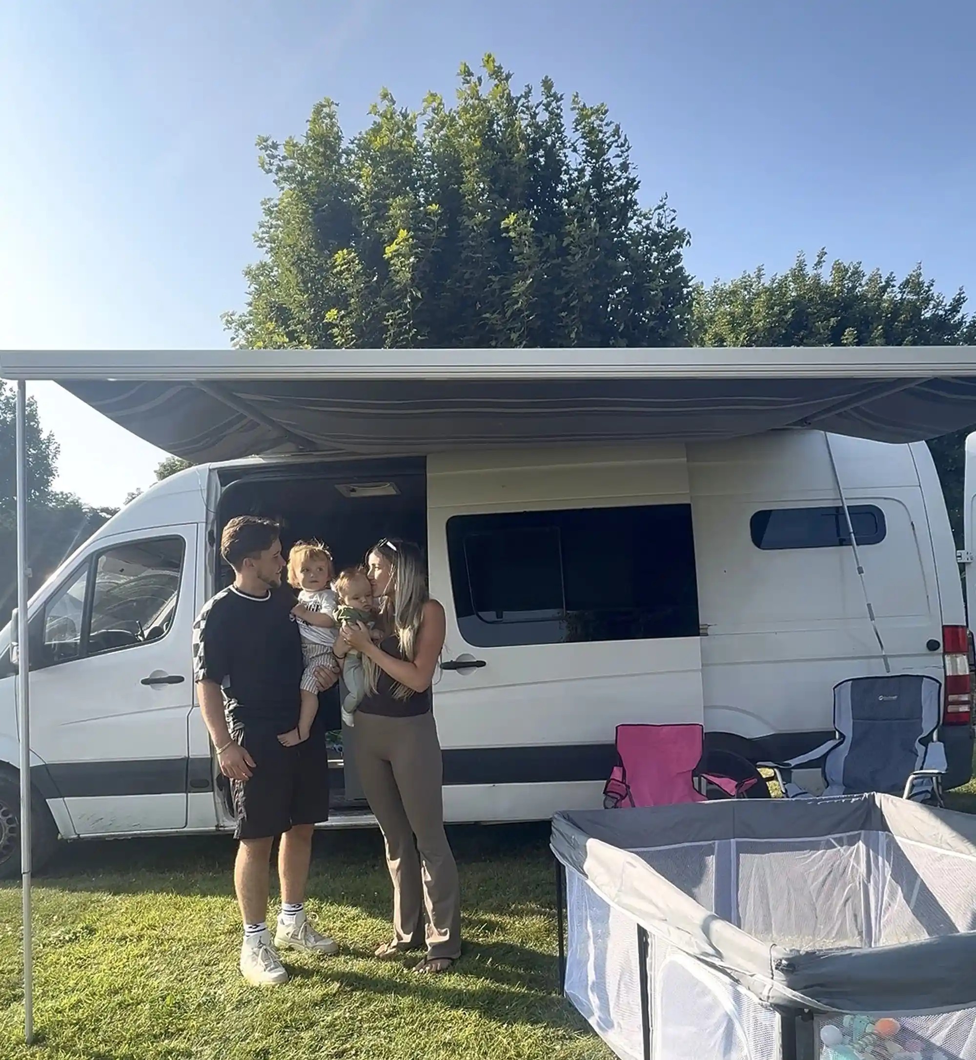 Paulina e Stanley Gammon com os filhos pequenos