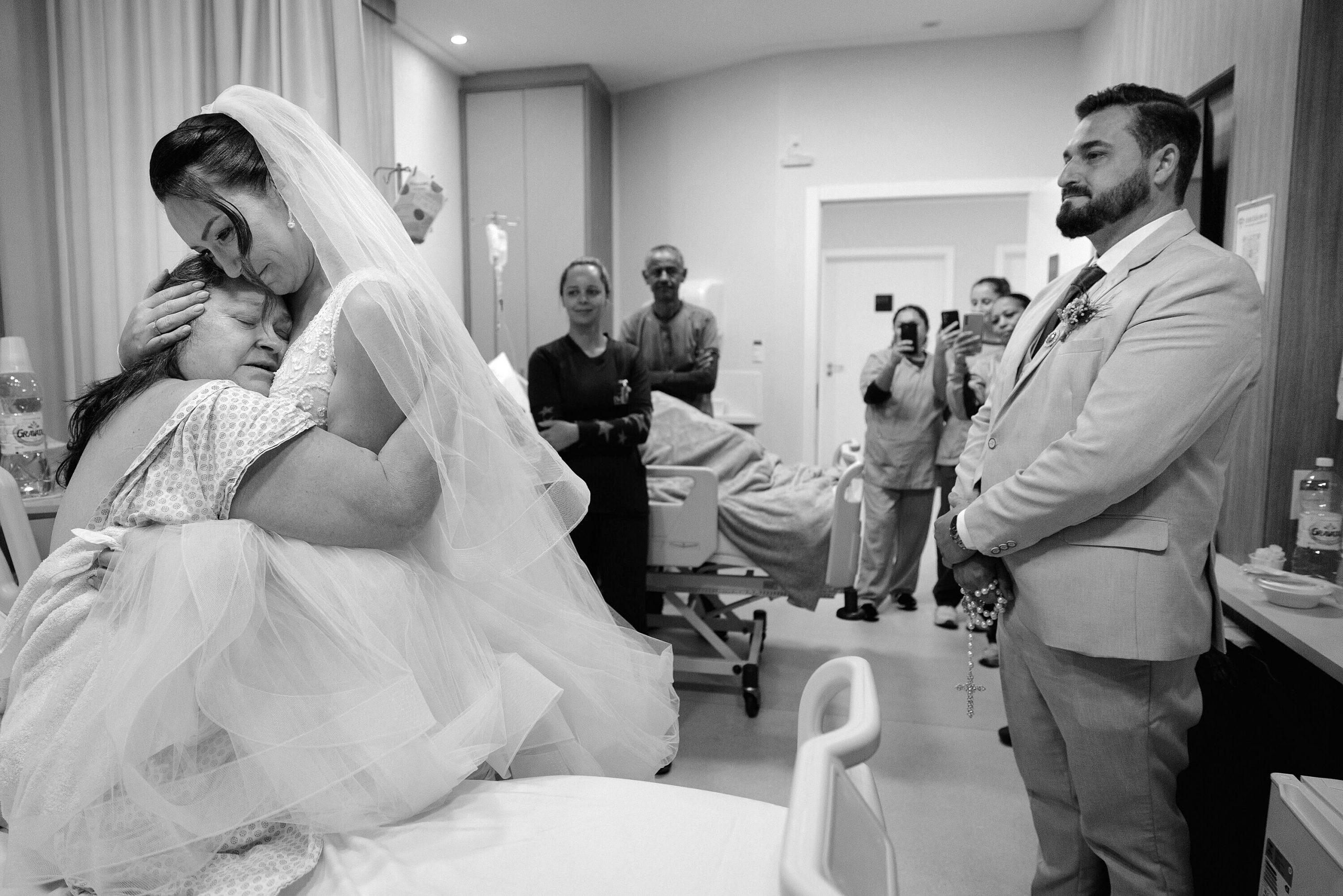 Katiúscia Lessa abraça a mãe, Terezinha Andrade, no hospital