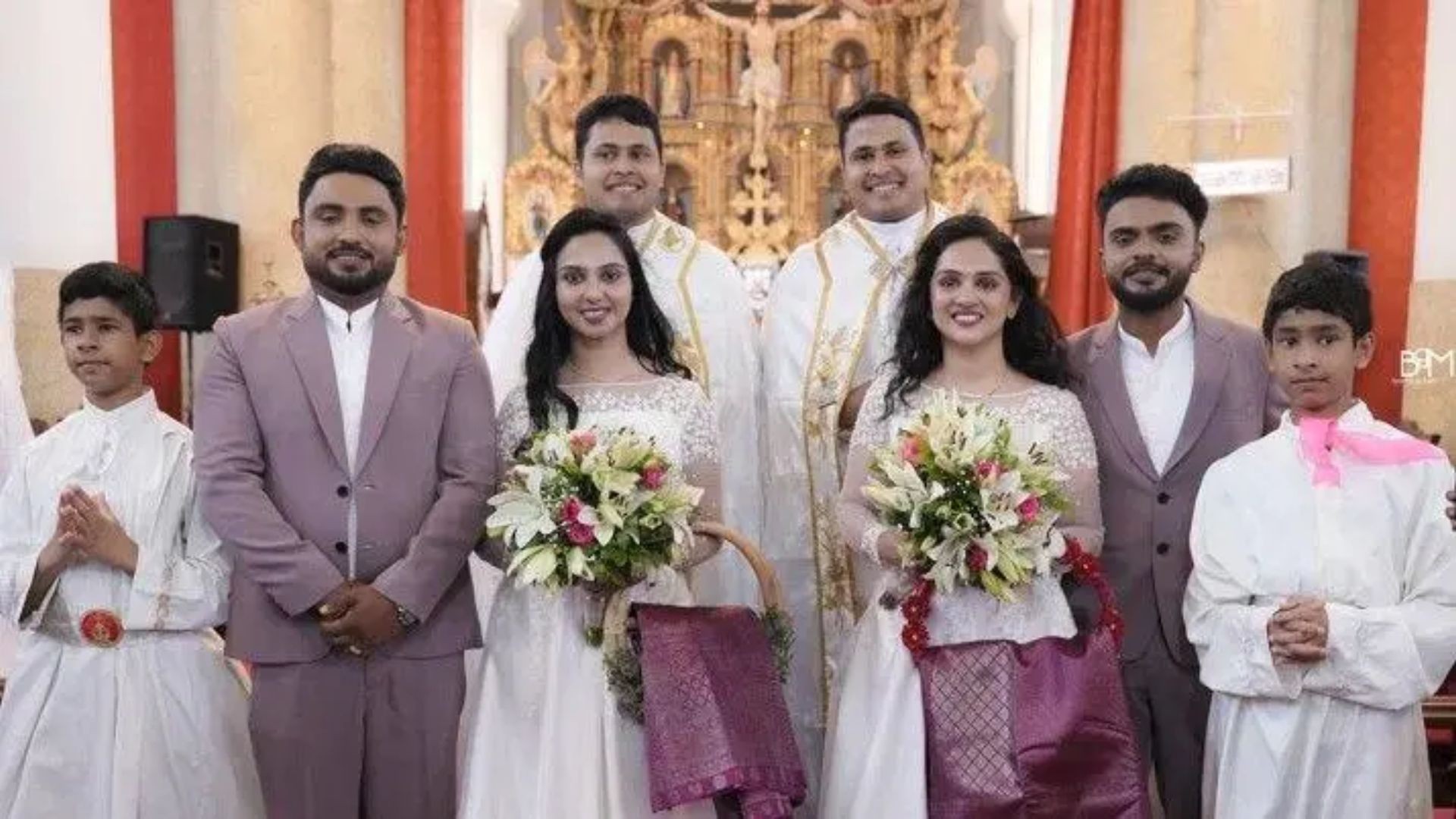 Dois casais de gêmeos com padres e coroinhas gêmeos em cerimônia de casamento