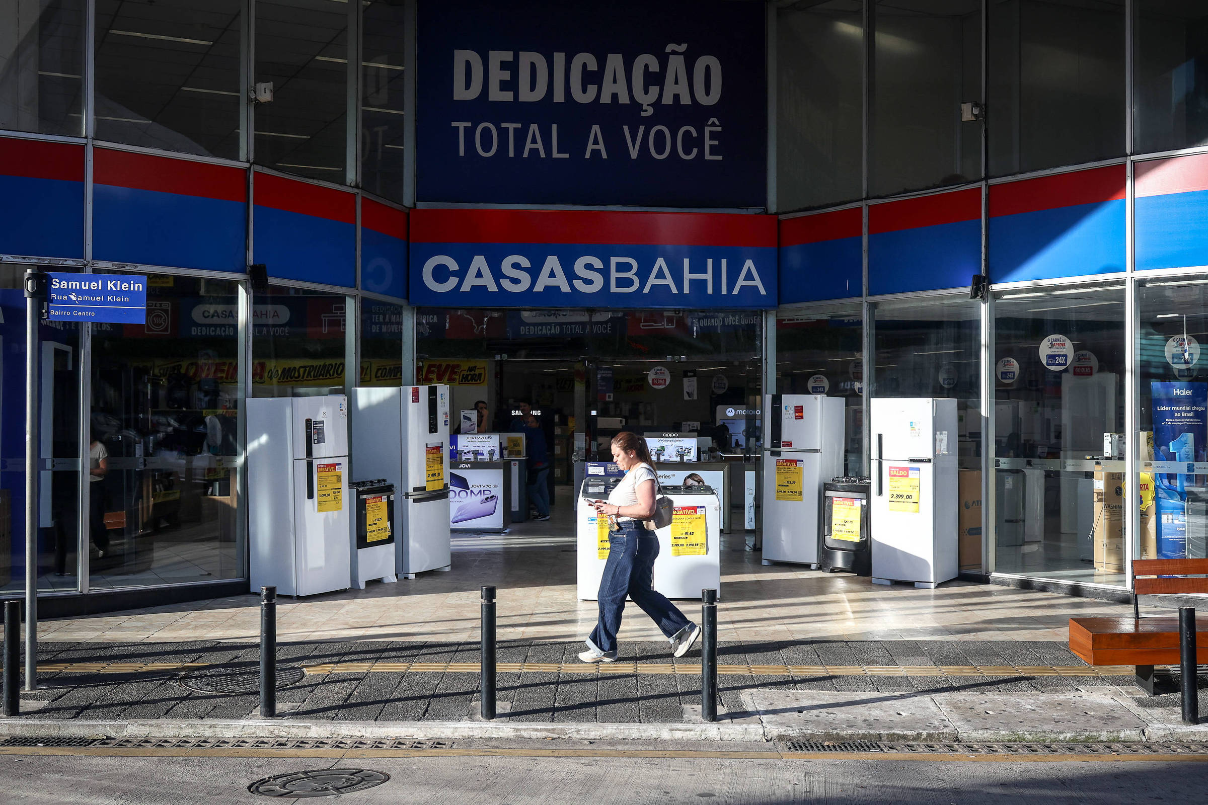 Fachada de loja Casas Bahia com produtos expostos na entrada