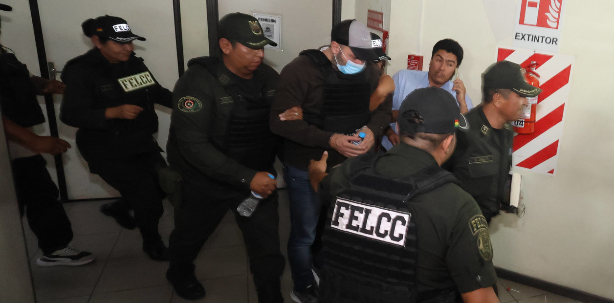 Fernando Cerimedo sob escolta no tribunal de Santa Cruz de la Sierra