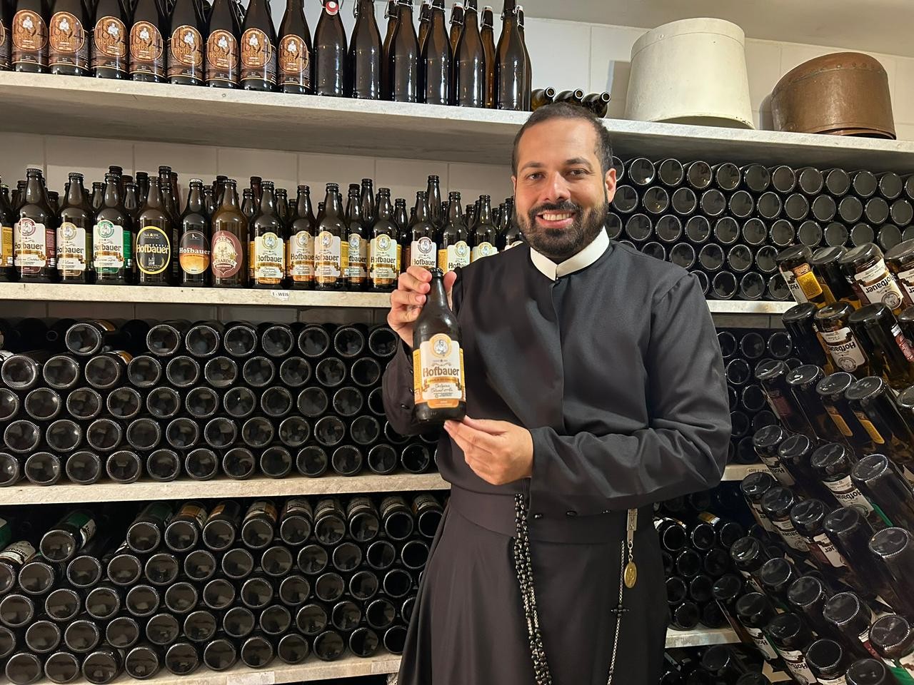 Irmão Taylor Bertoli com cerveja produzida pela Cervejaria Hofbauer