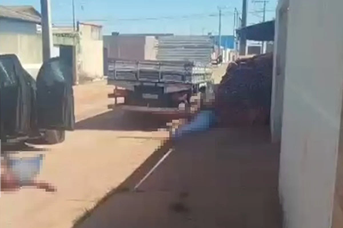 Caminhonete Volkswagen Amarok atingida por disparos em Formosa