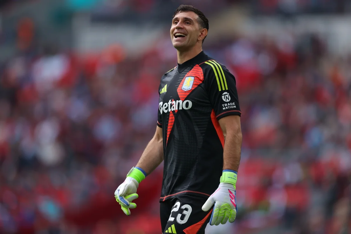 Dibu Martínez durante partida pelo Aston Villa
