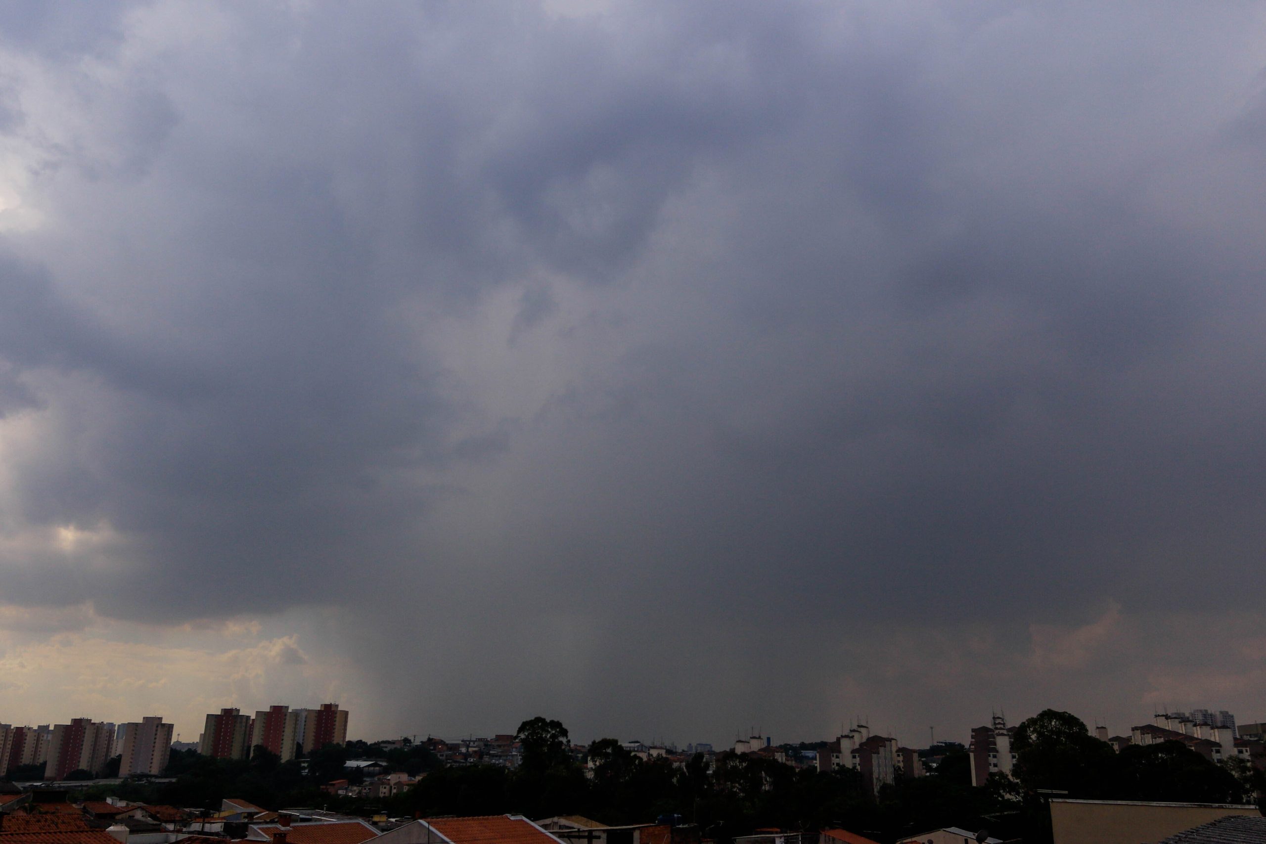 Nuvens carregadas sobre a Zona Oeste de São Paulo