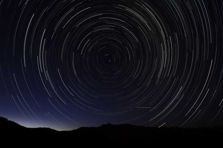 Rastros luminosos da chuva de meteoros Perseidas no céu noturno