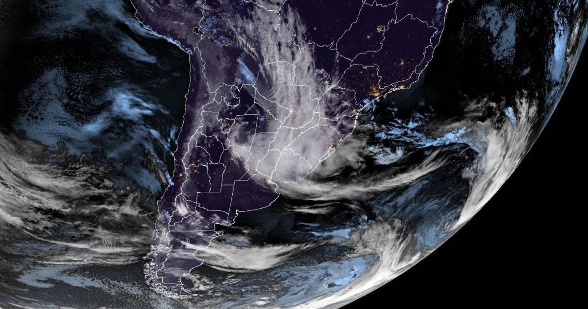 Céu nublado com nuvens carregadas