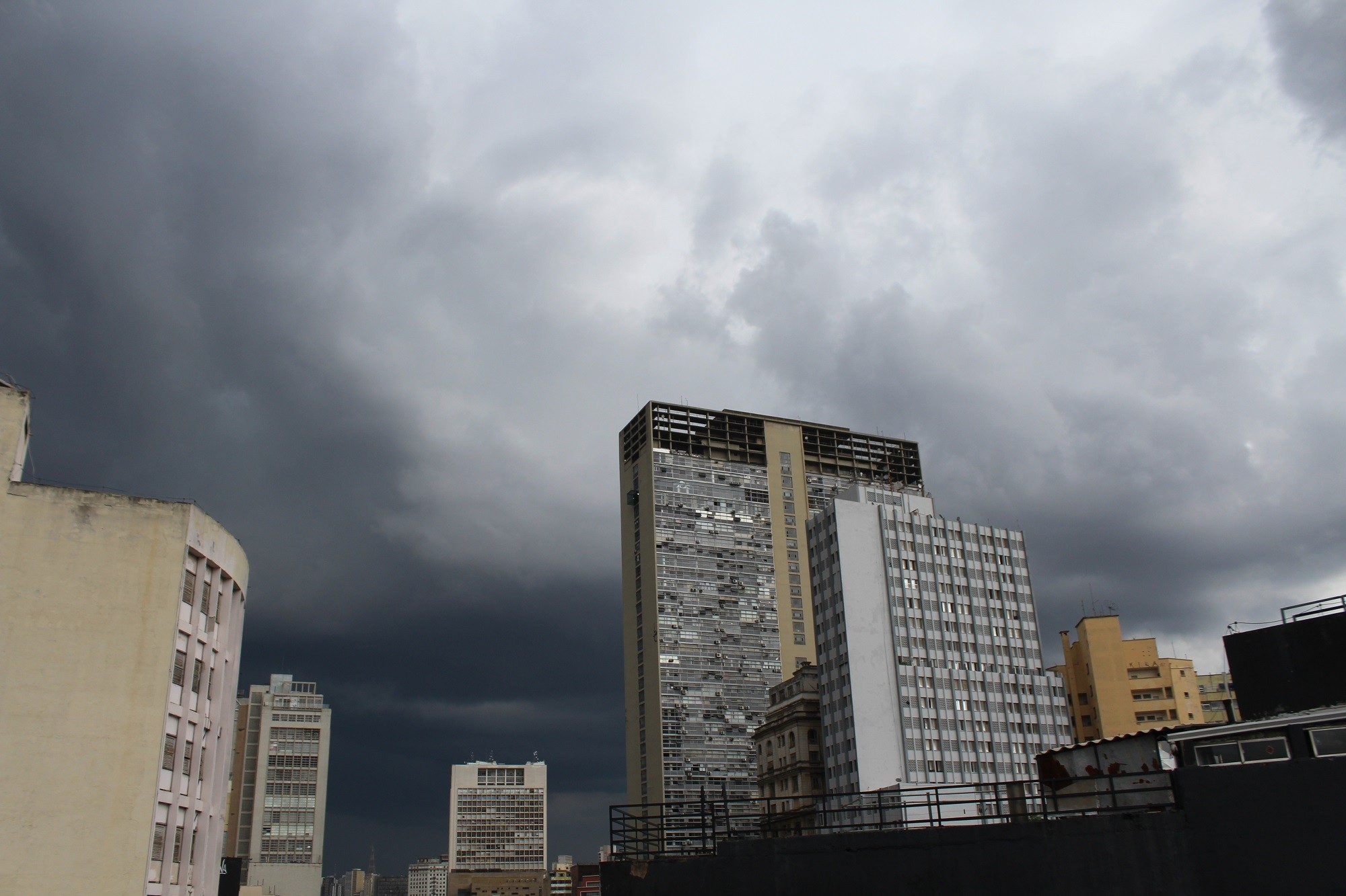 Nuvens carregadas sobre o centro de São Paulo