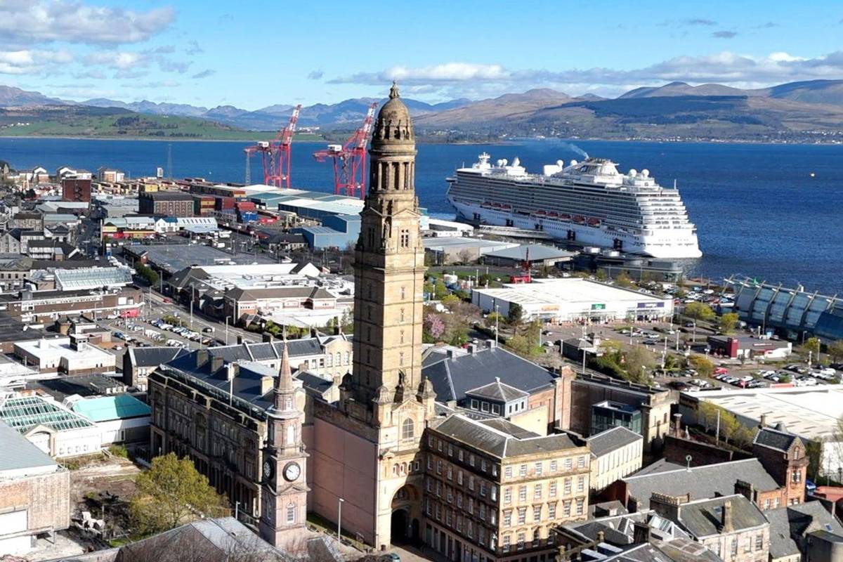 Navio de cruzeiro atracado no porto de Greenock, na Escócia
