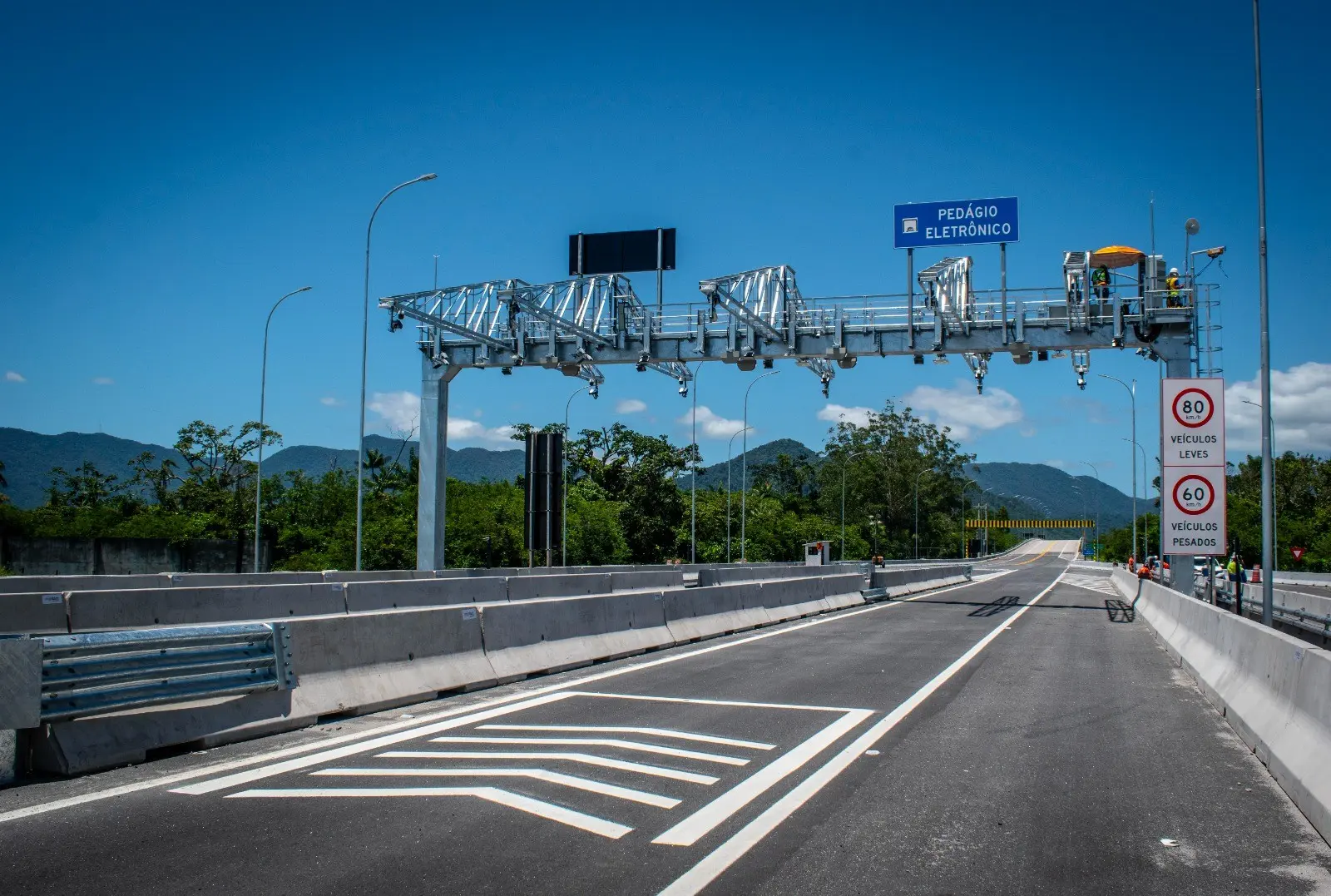 Pórtico de pedágio eletrônico free flow no Contorno Sul da Rodovia dos Tamoios