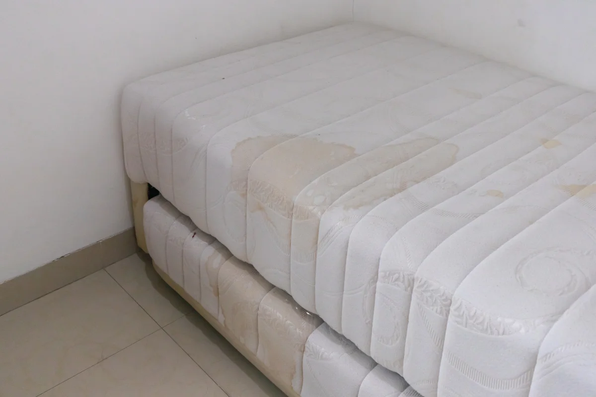 Colchão em quarto