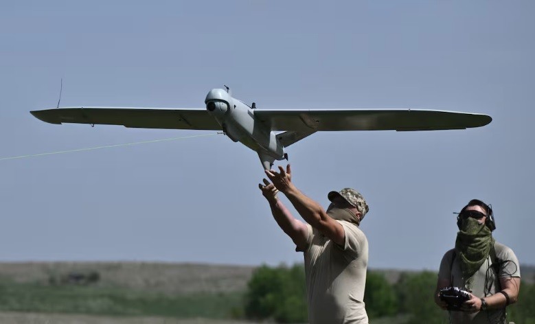 Militar ucraniano opera drone durante a guerra contra a Rússia
