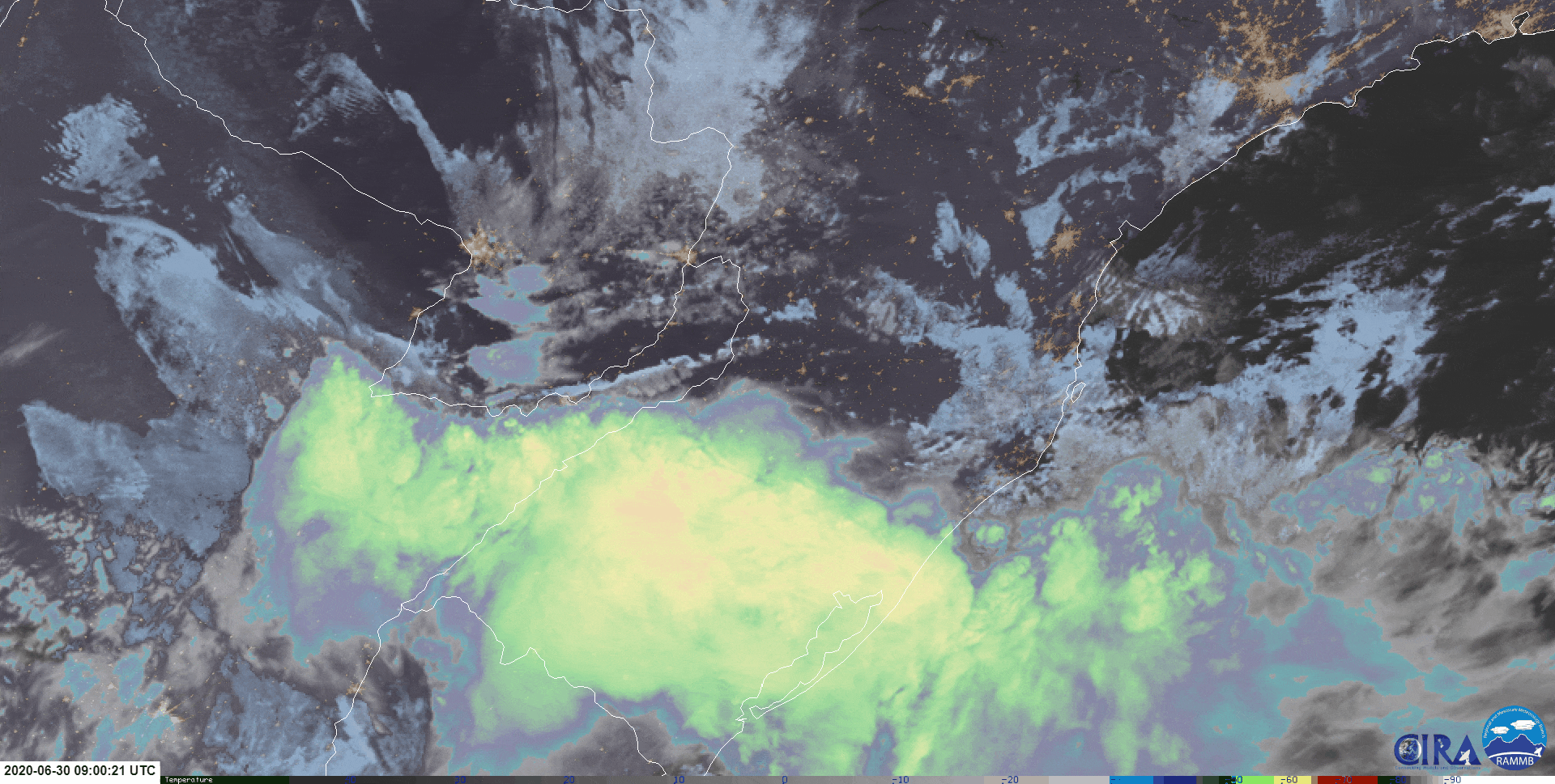 Céu nublado durante a passagem de um ciclone-bomba no Sul do Brasil