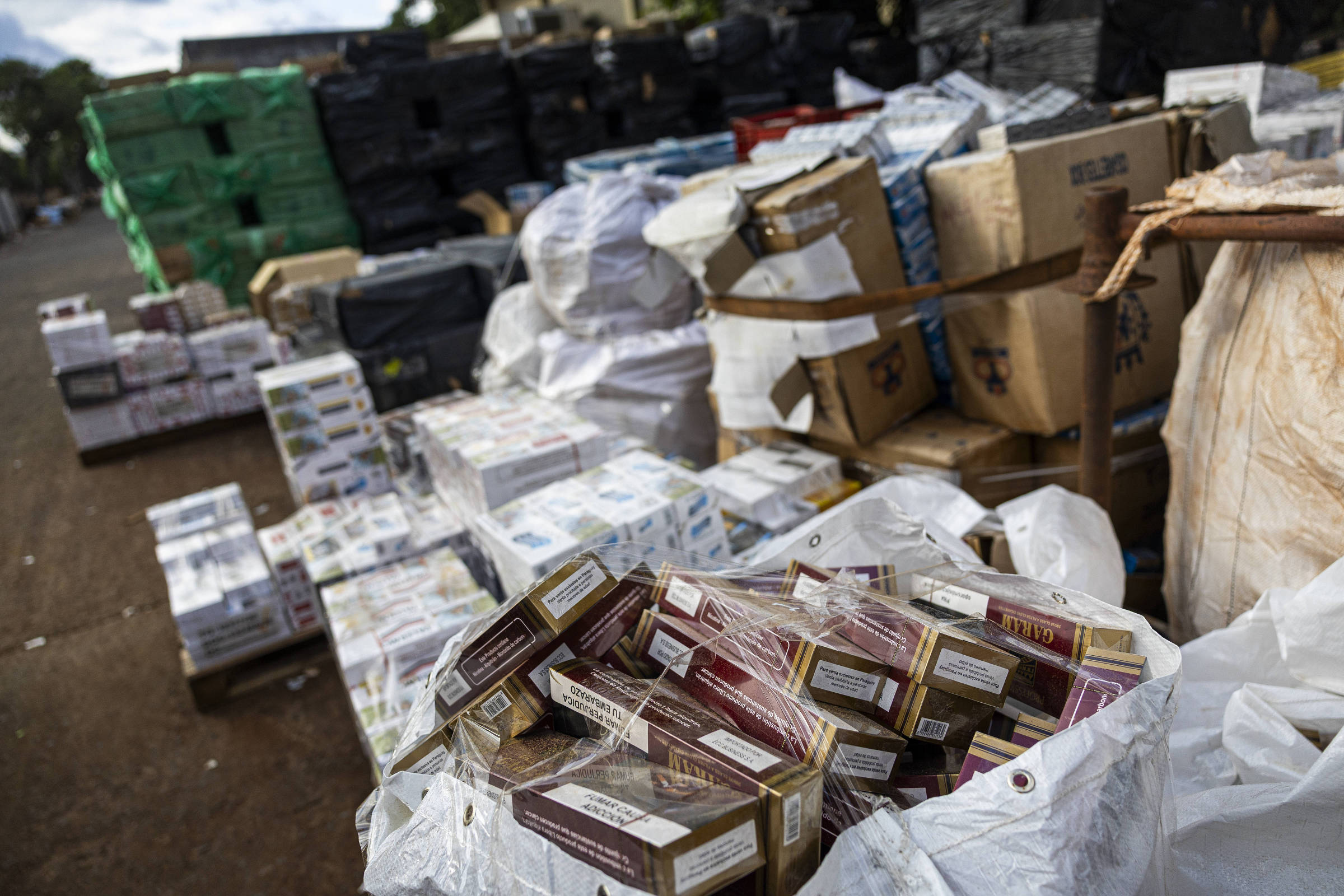 Cigarros paraguaios apreendidos em pátio da Receita Federal
