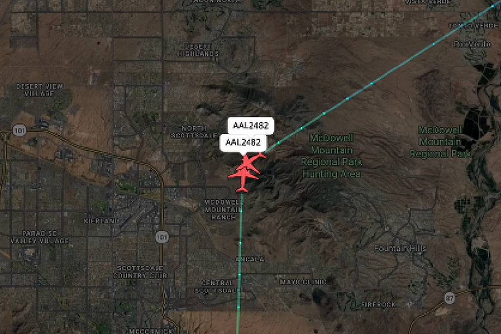 Mapa mostra as trajetórias de dois voos da American Airlines perto de Phoenix