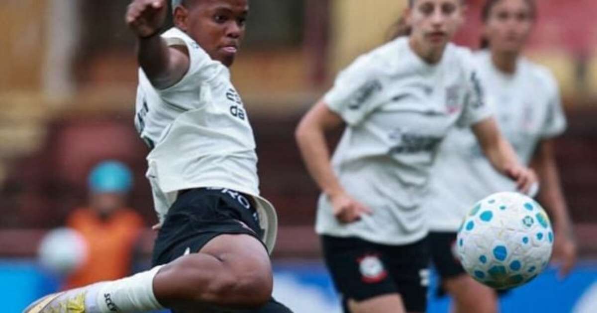 Jogadoras de Corinthians e Santos em partida pelo Campeonato Brasileiro Feminino no Canindé
