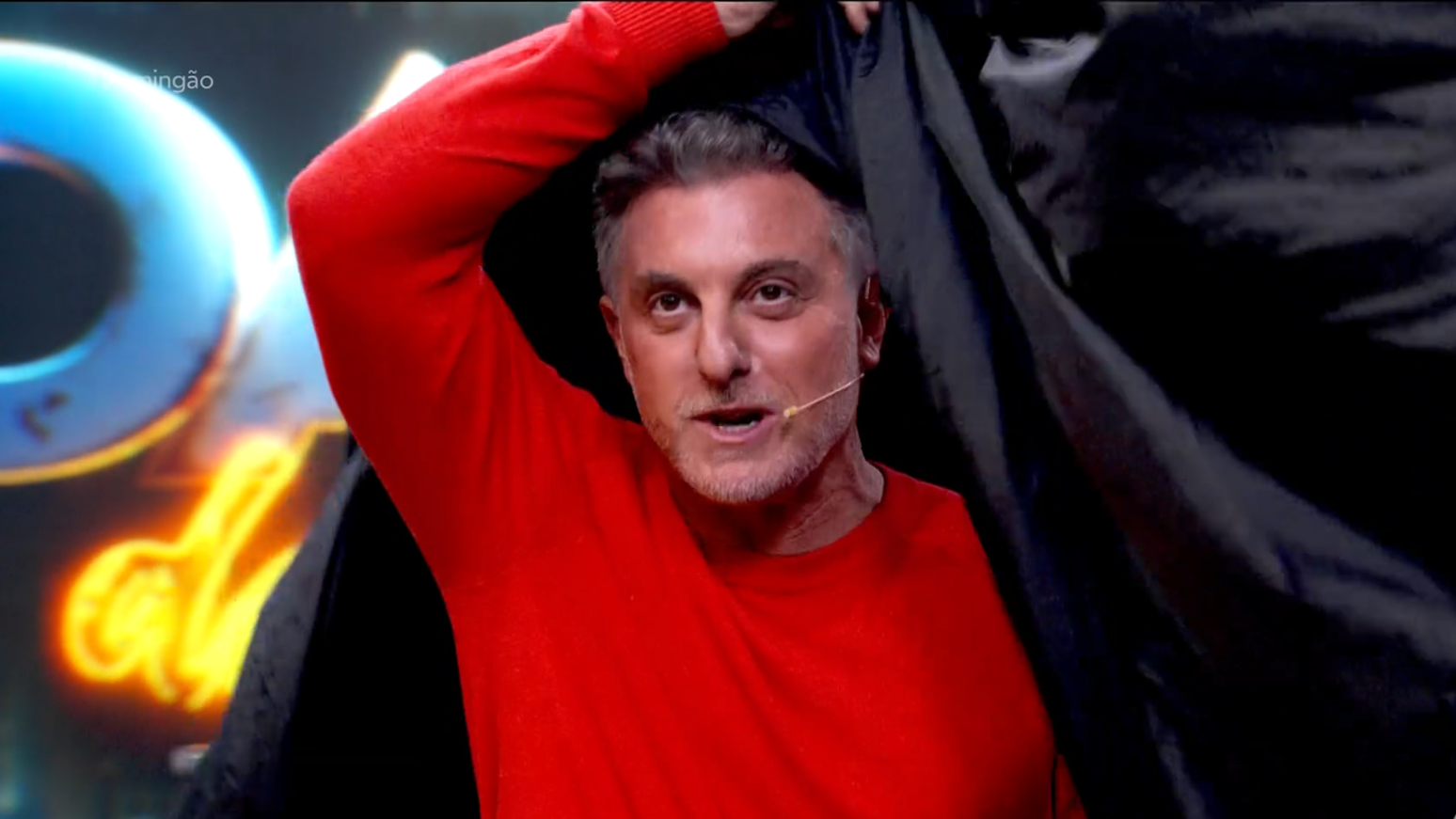 Luciano Huck no palco do Domingão