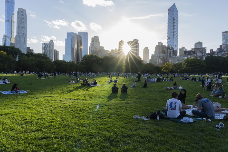 Pessoas caminham pelo Central Park, em Nova York