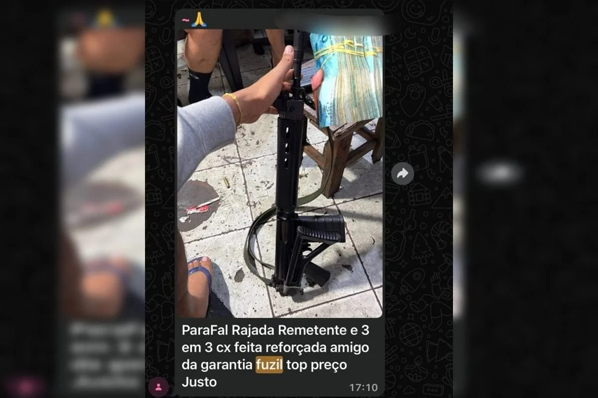 Fuzil anunciado em grupo de WhatsApp