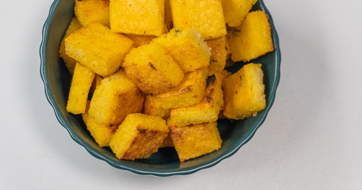 Dadinho de polenta com queijo assado