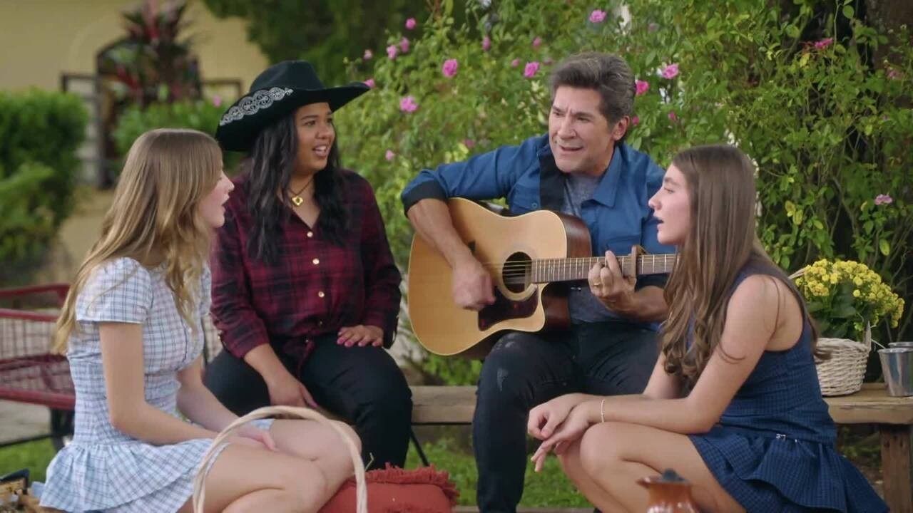 Daniel canta ao lado de Jéssica, filha de João Paulo