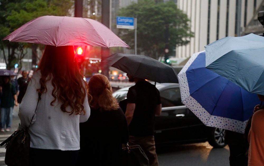 Chuva leve na Avenida Paulista, em São Paulo