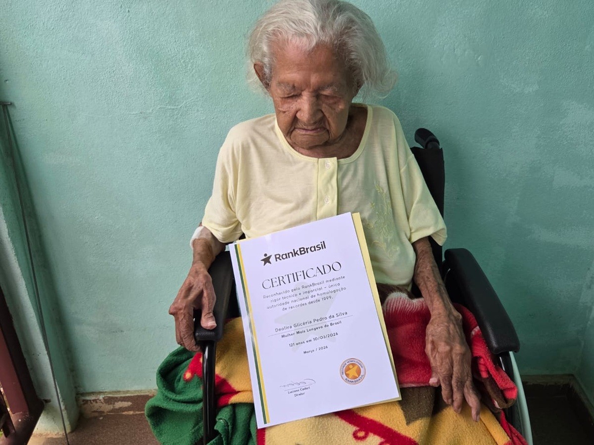 Deolira Glicéria Pedro da Silva durante entrega de certificado em Itaperuna